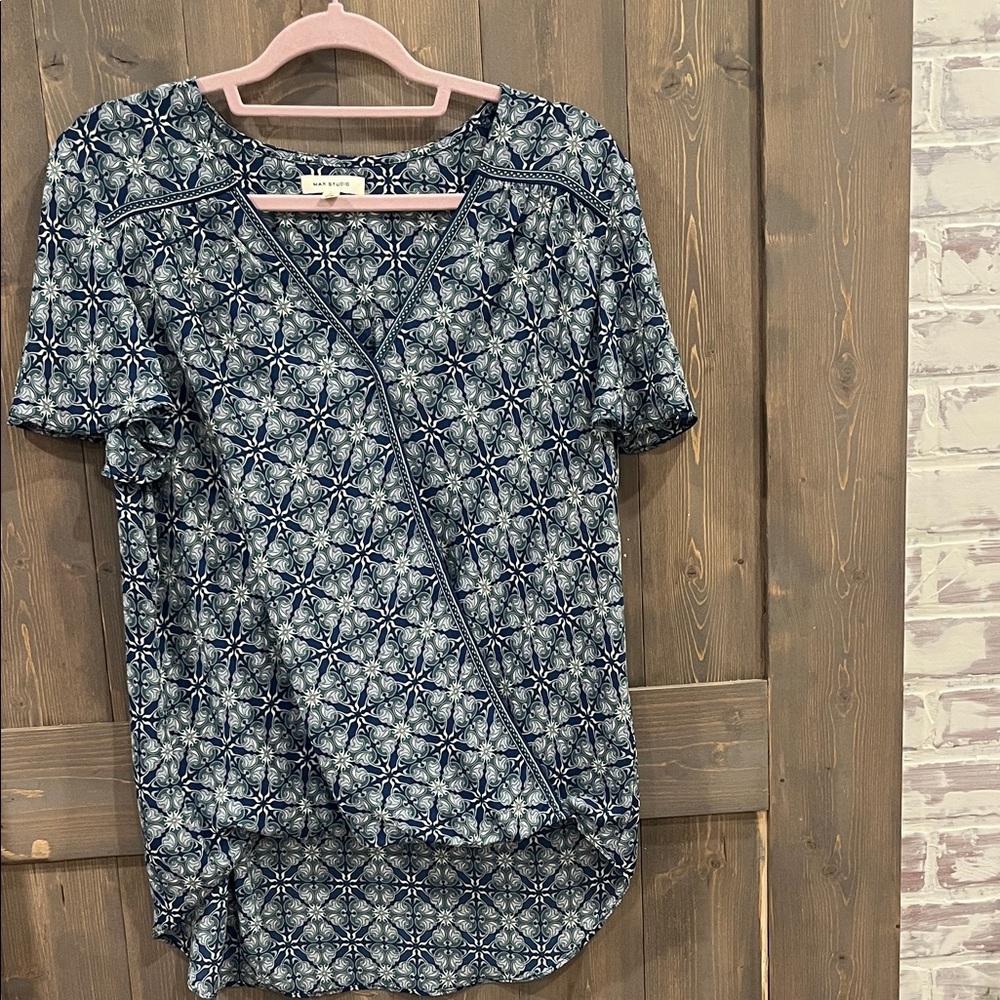 ⭐️5/$20Max Studio Floral Blouse